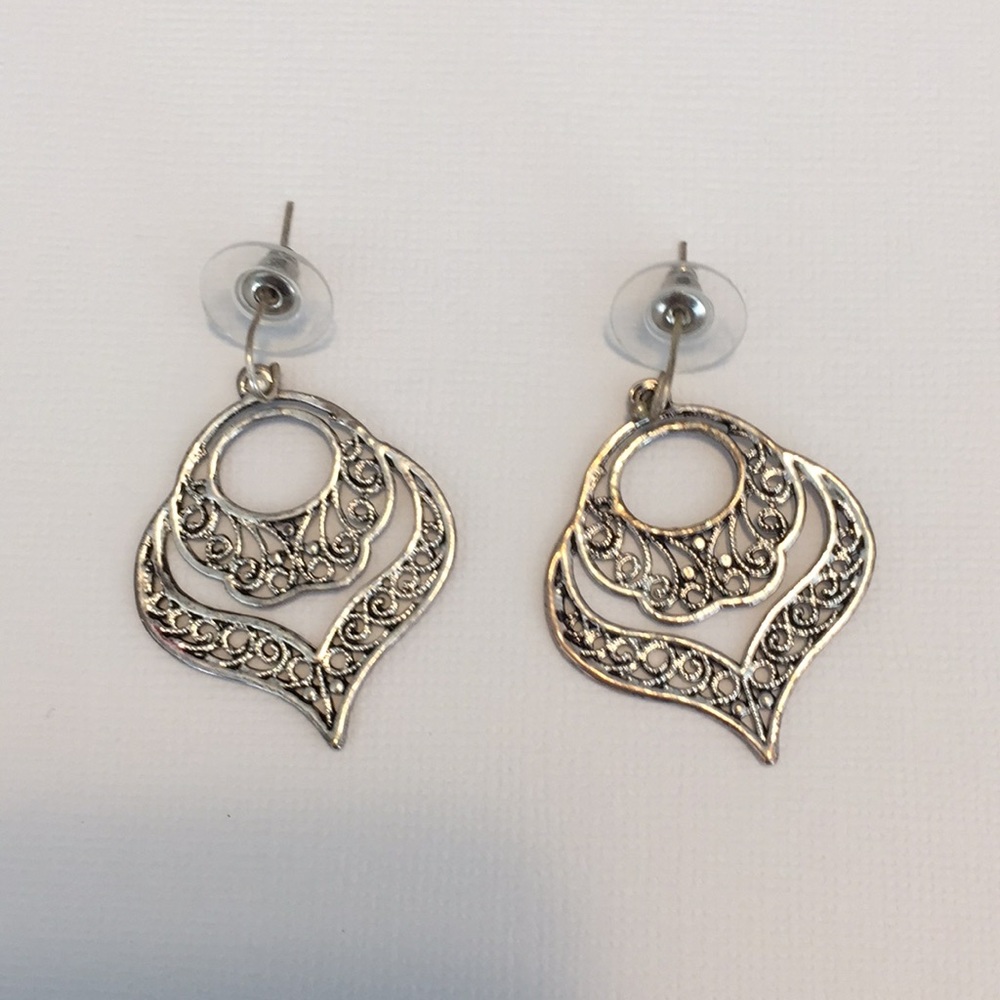 🦋 Silver tone earrings